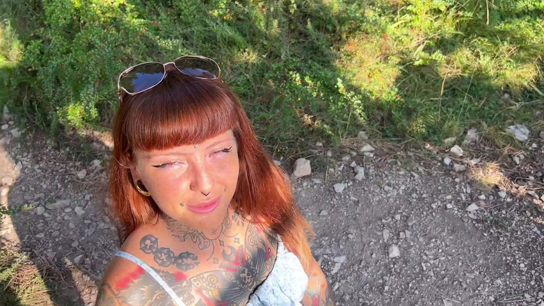 Only Owain: Dövmeli genç kız yürüyüşte beni sikiyor