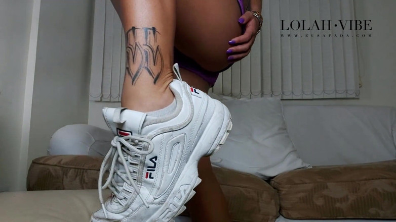 Srta XXX: Joi Feet - limpe meus tênis!