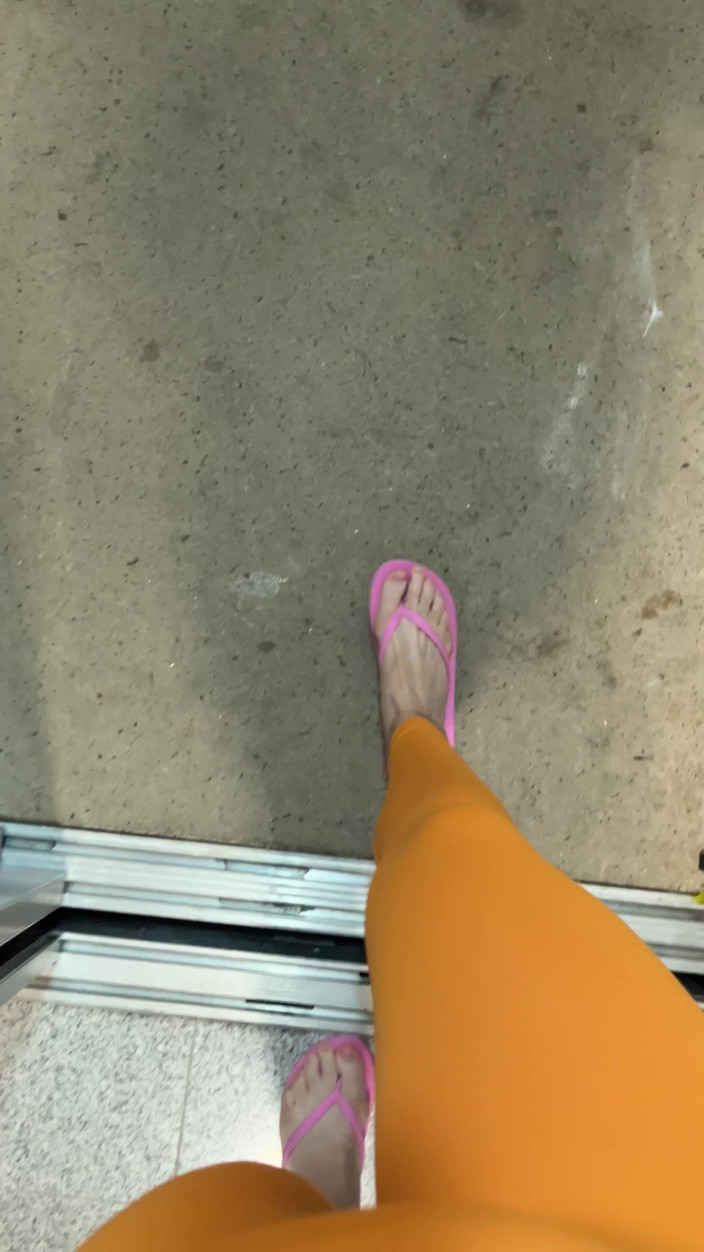 Feet: Pembe parmak arası terliklerle yürümeyi severim