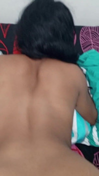 Je pénètre dans la chambre de ma demi-sœur et je la trouve nue en l’attendant pour coucher avec elle - sexe maison - porno en espagnol
