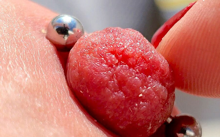 Anna Booty: バルコニーでピアスを間近で再生