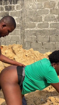 Derrière l’immeuble à sa copine
