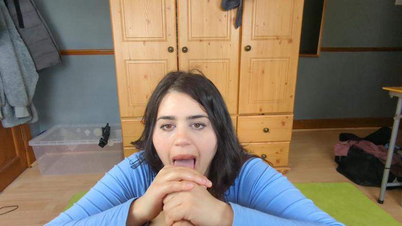 LuciaLatinaGomez: Adoration de la bite par une déesse latina à forte poitrine