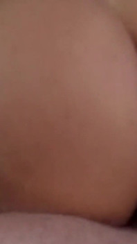 Une MILF mature se fait étirer le cul avec un creampie dégoulinant