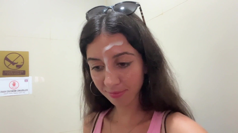 Dis Diger: Cumwalk dans un supermarché public - fétiche facial, pipe en plein...