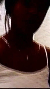Dos increíbles jóvenes lesbianas negras se lamen el coño peludo en la piscina