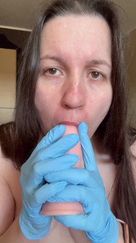 Une infirmière te taille une pipe avec des gants