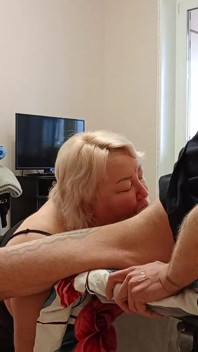 Nach einem blowjob fülle ich den mund meiner freundin mit sperma und sie isst es