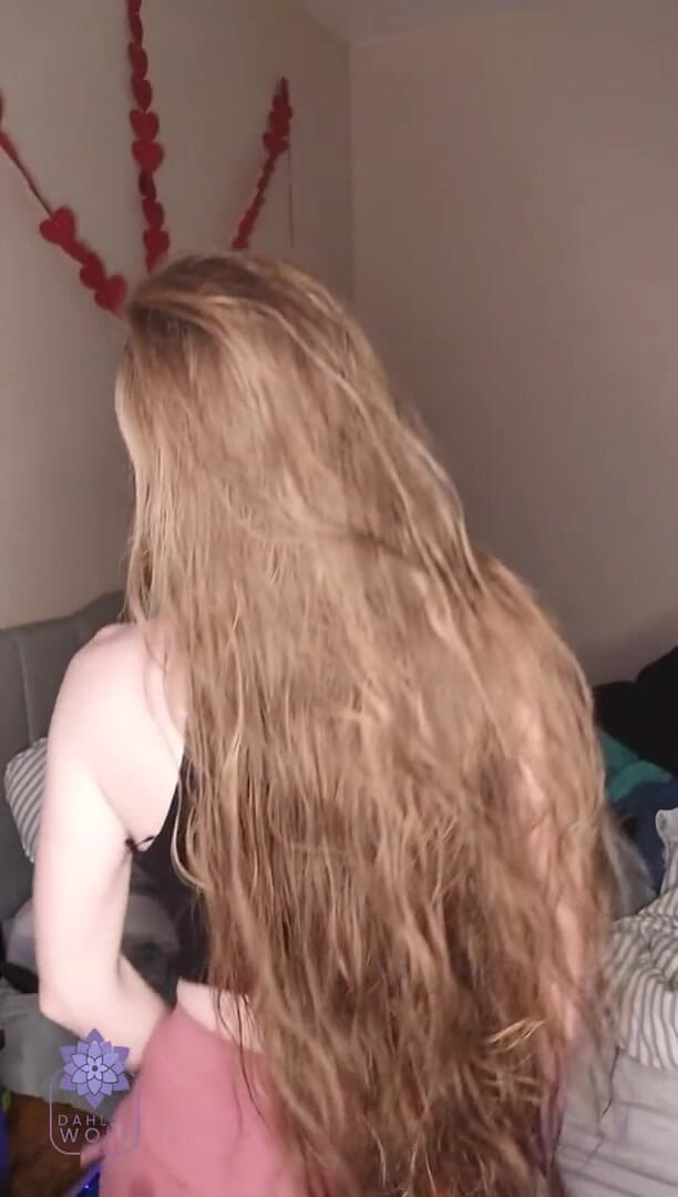Dahlia Wolf: Adorazione della dea con i capelli lunghi