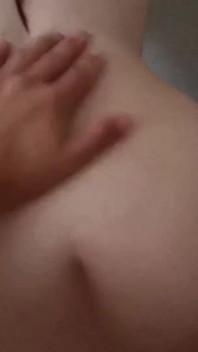 나는 해변에서 왔고 우리는 홍수에 휩싸였고, 이웃은 나를 격렬하게 비명을 지르고 나를 발로 차고, 나를 열심히 따먹어