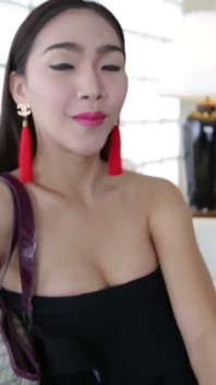Ladyboystar - สาวสองที่น่ารักในชุดสีดําโพสท่าสําหรับเลนส์ของฉัน