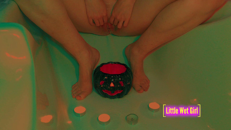 Little Wet Girl: Spela pissar i pumpa och ljus på Halloween