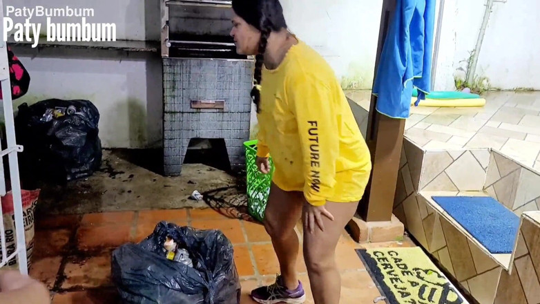 Paty Bumbum: Can Picker Shows Her Pussy to Get Reward