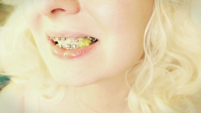 Arya Grander: ASMR close up mukbang video mouth fetish