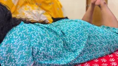 जब मैं अपने होठों में लिपस्टिक का उपयोग करती हूं तो ससुर मुझे सख्त गांड चुदाई देते हैं