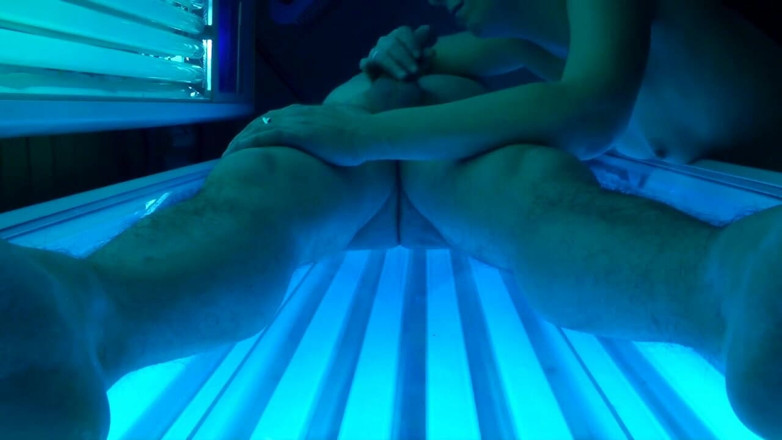 Seraphina Flame: Nyepong kontol di solarium