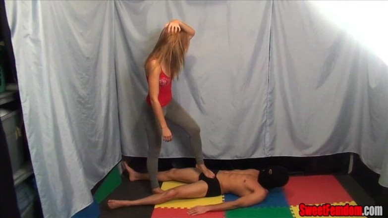 SweetFemdom: Alexis Gives Blue Balls dan Sore Balls