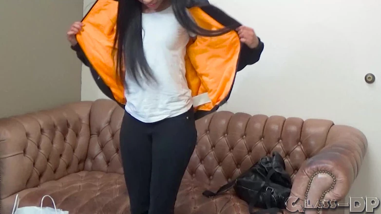 GLASSDP: Liyah Rose devine obraznică XXX pe canapeaua de audiție porno
