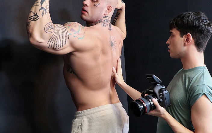 Say Uncle: Cowok imut menggoda cowok atletis dengan otot besar. rob quin,...