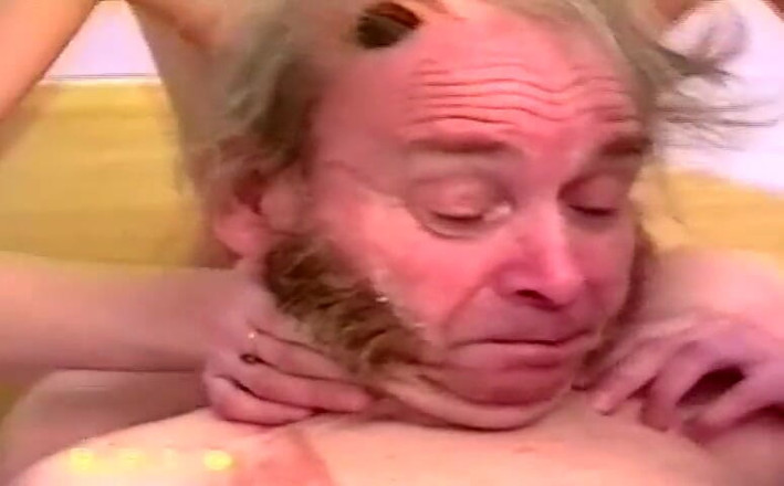 Nasty matures and dirty grannies club: İki seksi kız yaşlı bir adamın yarağına biniyor