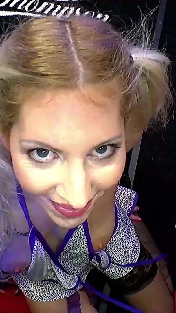 Erotic Planet Studio: Blond ggg slampa sväljer massiva belastningar - intensiv bukkake