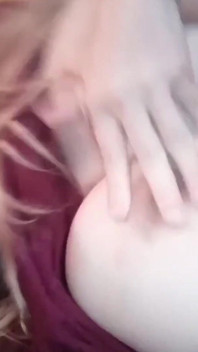 Nena caliente cachonda masturbándose mientras todos están ocupados