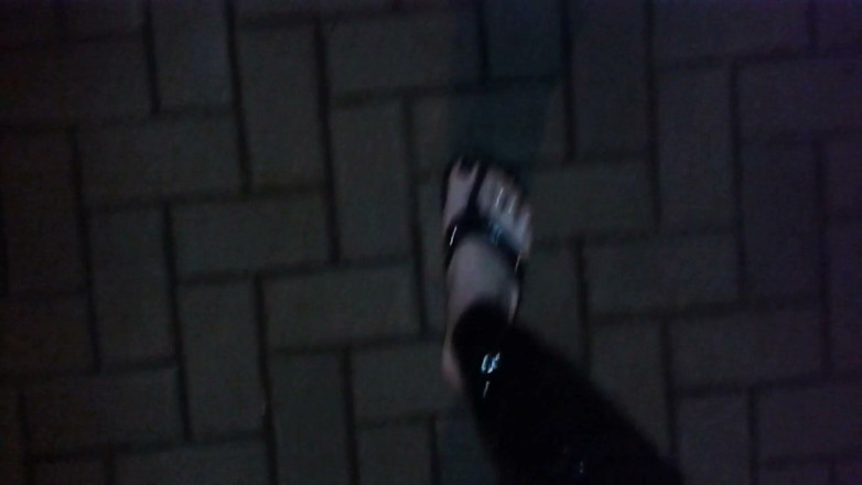 Heelex: Tongs extrêmes et pieds sexy avec des anneaux d’orteil