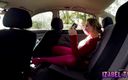 Izabel tv: Simone bawi się swoją cipką w rajstopach w moim samochodzie