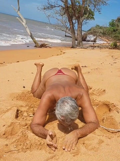 Ladysilvas: Ladysilva pe plajă arătându-și curul sexy în chiloți roșii