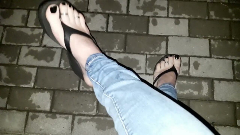 Heelex: Un travesti se branle dans un lieu public