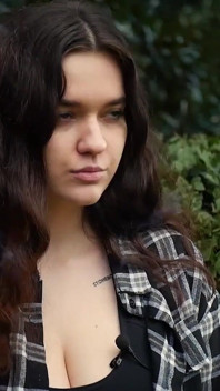 Gagică rusoaică dulce și țâțoasă care fumează țigară în natură