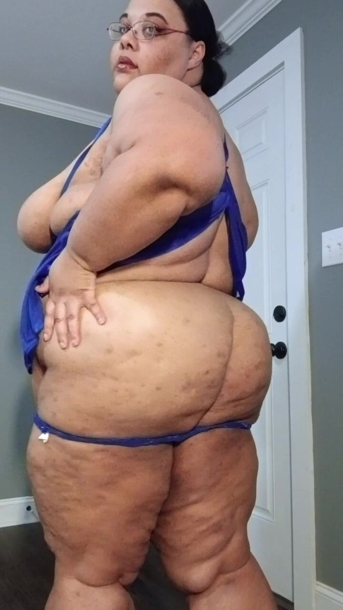Jessica pigslut: Brincando com minha buceta enquanto uso minha lingerie sexy!