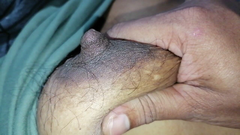 Sweety In Bed: ثديين طبيعيين مشعرين يمنحان عرضا لكامل الجسم