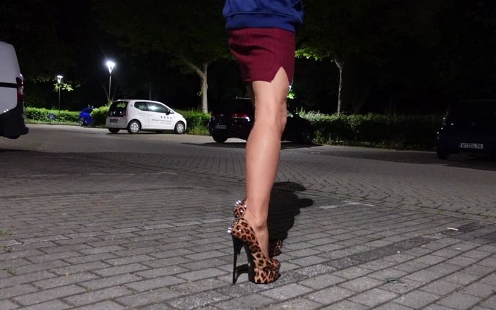 Loreley add: Efeminat își pișă micro tanga în parcare cu ciorapi reali și Skyheels