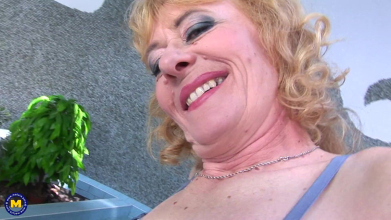 Mature NL: Hairy Housewife Fingering Herself