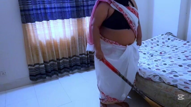 Aria Mia: 大きな胸のインド人が働く男に犯される