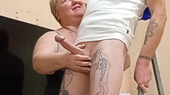 Zona901: Po opravě lustru moje tchyně honí mého ptáka do výstřiku...