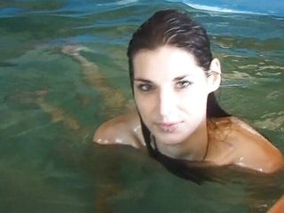 Flash Model Amateurs: Mager tjej visar sin sexiga kropp nära poolen