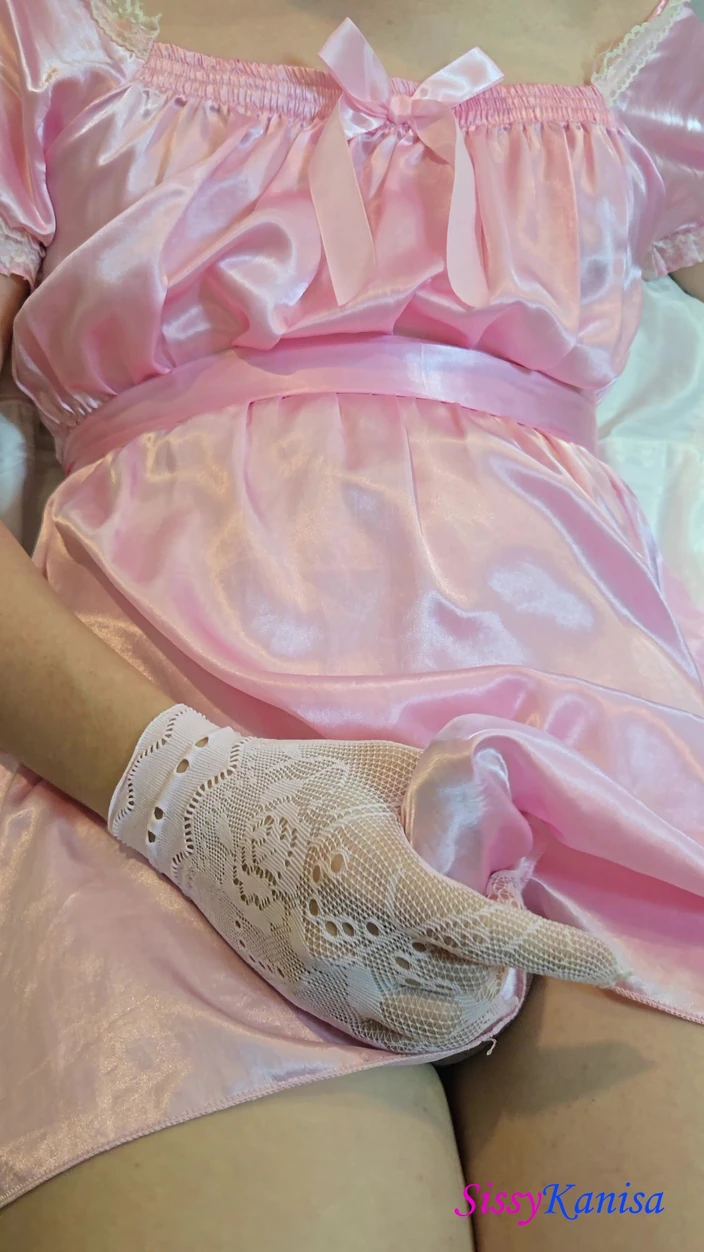SissyKanisa: Maricas Kanisa masturbando com vestido de cetim rosa e luva...