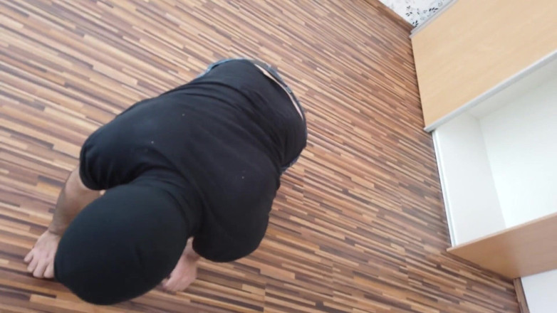 Fetish videos by Alex: Hamba kaki dari almari pakaian
