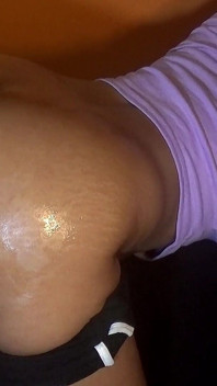 En härlig saftig kuk som knullar mig bakifrån och droppar all sperma på min röv, åh det är så hett