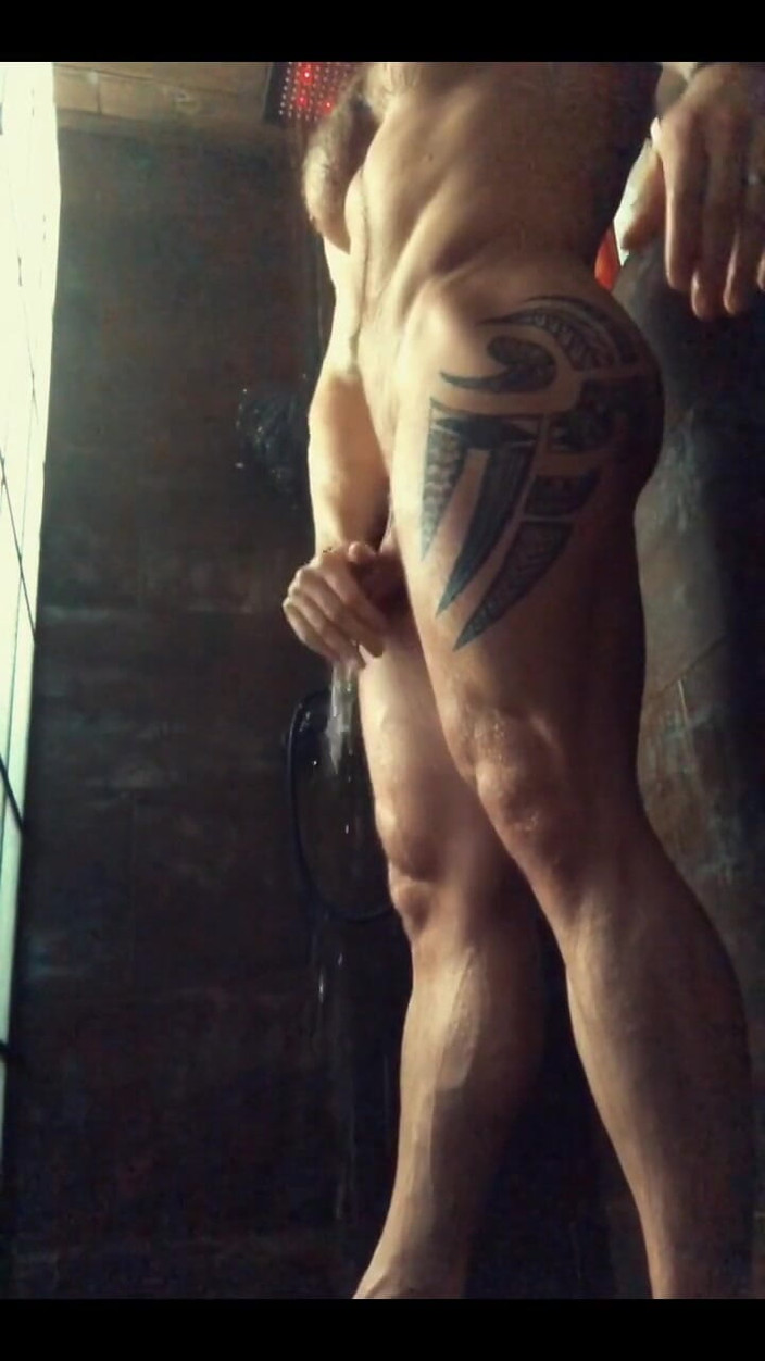 Leo Bayne: कसरत के बाद शॉवर 