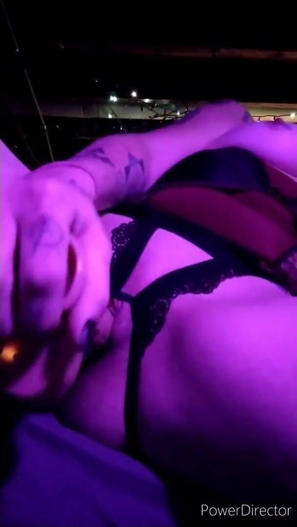 RenegadeVixxxen: Červené šaty a mokrá hračka