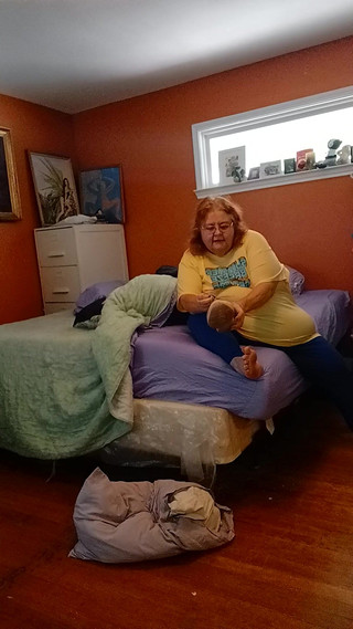 BBW nurse Vicki adventures with friends: Páchnoucí tenisové boty Pewwwee