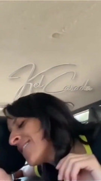 Kocam araba sürerken, genç adama vermek için arka koltuğa gittim
