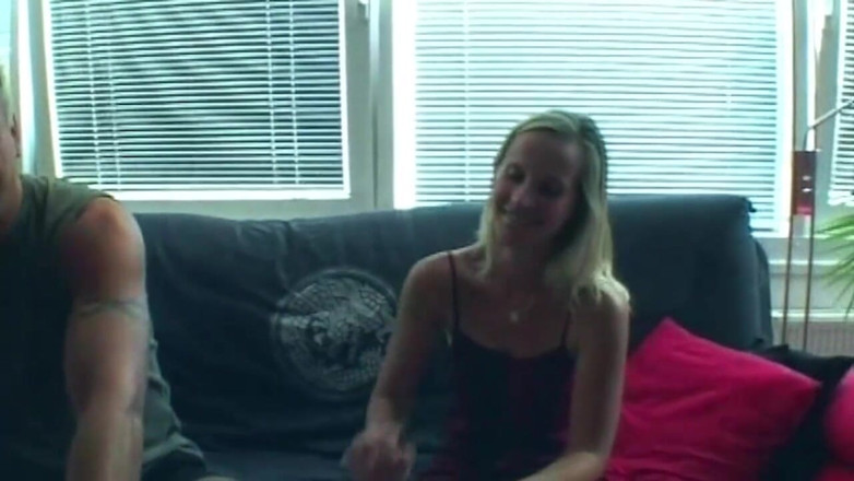 My German Amateurs: Le cul béant d’une blonde mature se fait étirer large et...