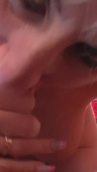 Madura masturbándose con muchos juguetes
