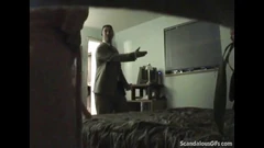 Madura milf mostra seus peitos falsos e chupa o pau do encanador