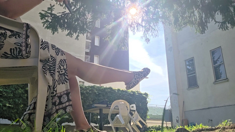 Nicoletta Embassi: Soleil Brûlant Dans Le Jardin: Bikini Minimaliste, Sandales Camouflages Et...