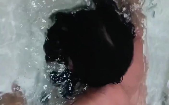 Anabel 693: Onderwater, bubbels pijpen met een blinddoek aan